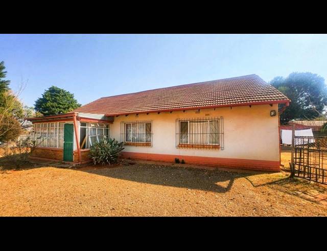 3 BEDROOM FREESTANDING FOR SALE IN STILFONTEIN EXT 1